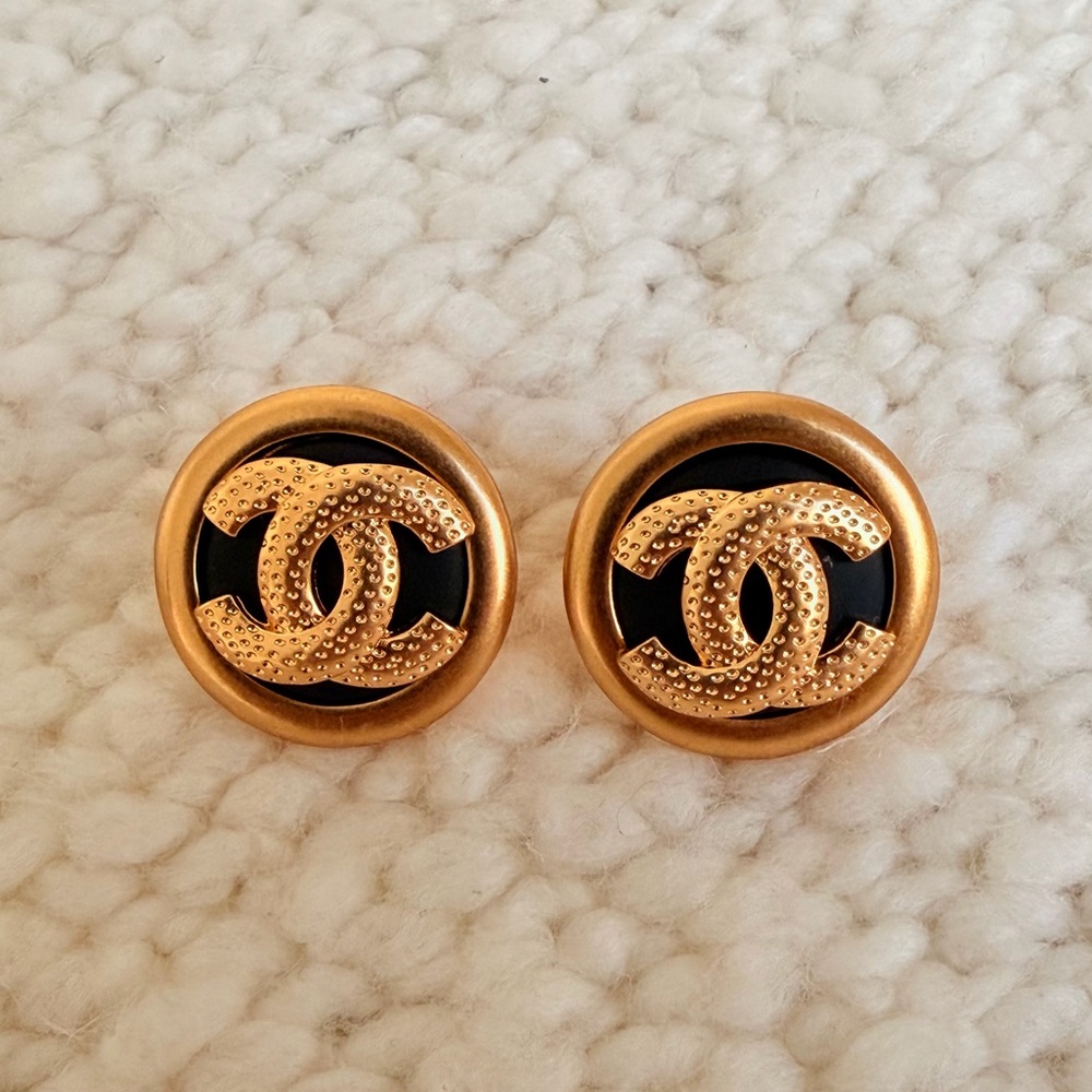 💛🖤Chanel Vintage Black & Gold CC Button Earrings🖤💛 - Picture 6 of 10